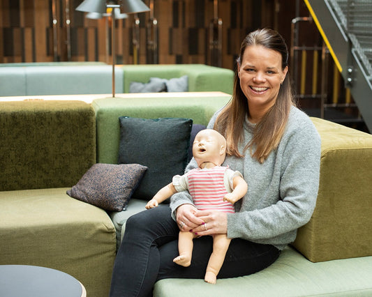 Camilla Thurell VD för Life in Mind, svarar på dina frågor om HLR och Luftvägsstopp gällande barn